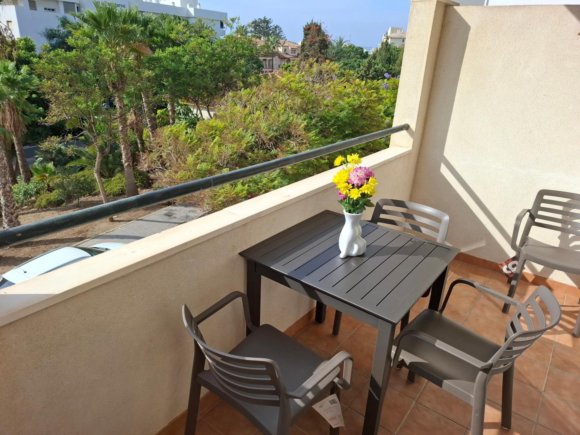 Central 2-Bed Apartment In Estepona Port Esterno foto